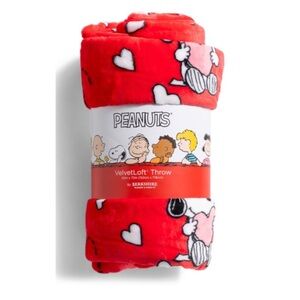 PEANUTS
Oversized Ditzy Hearts Throw